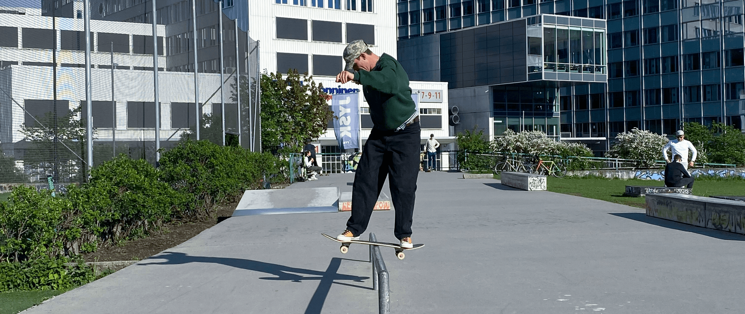 Ung mand på skateboard