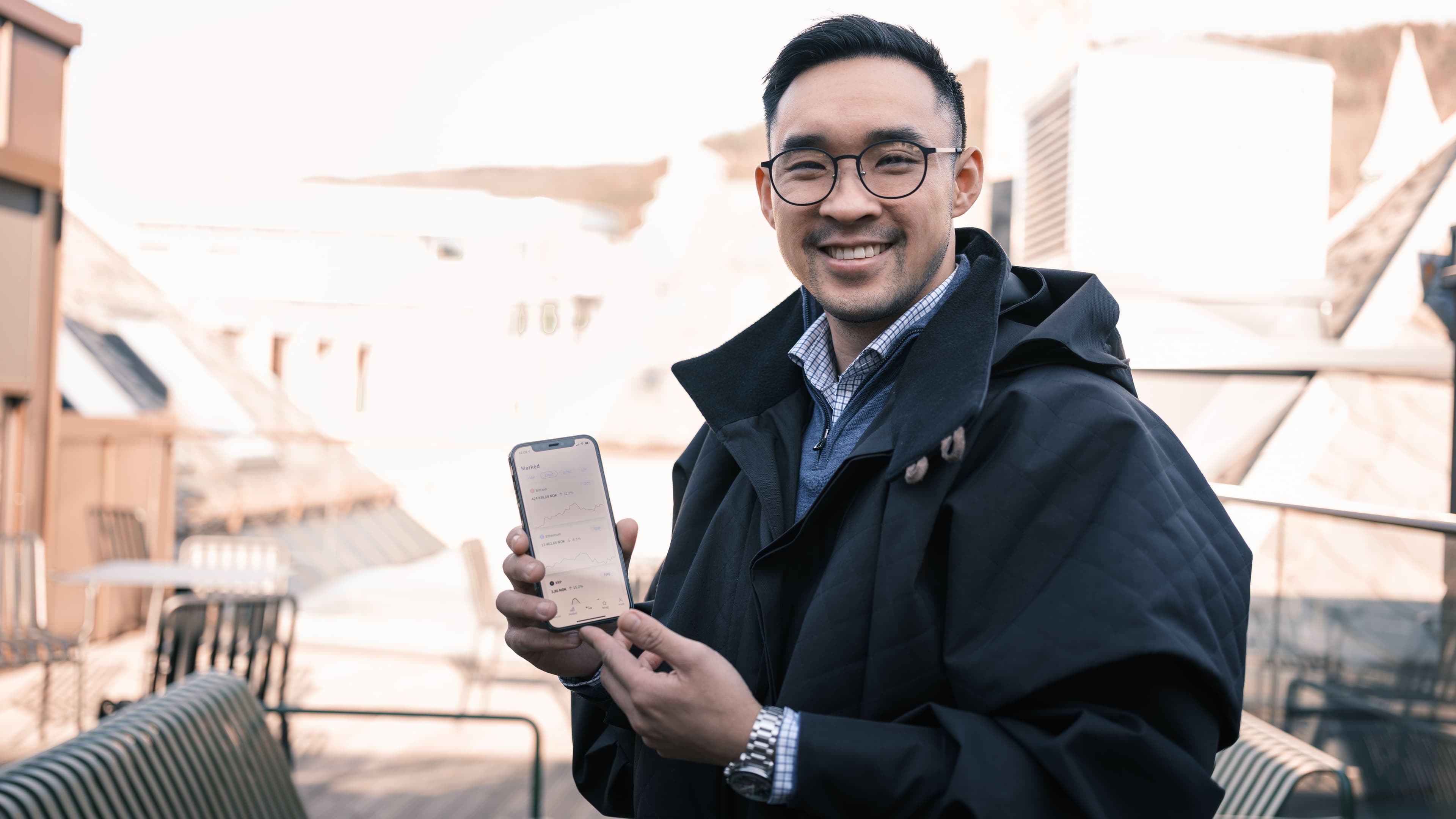 Huy Le inne på Firi på mobilen sin og er overbevist med norsk kryptobørs