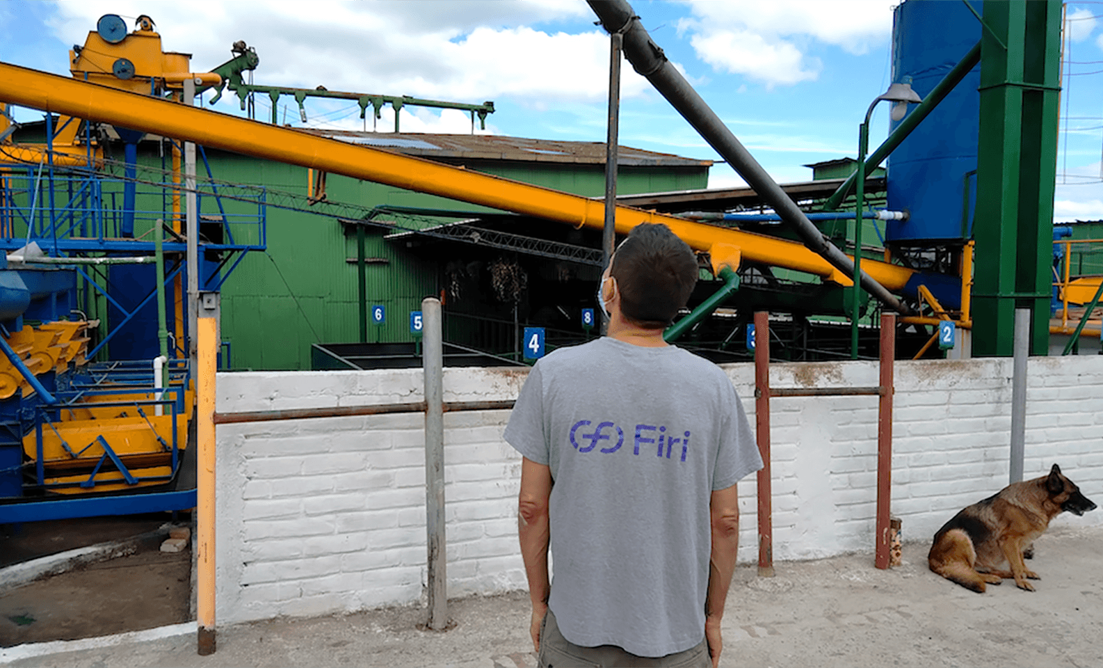 Mann med Firi t-skjorte i El Salvador